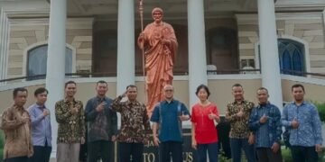 Natal Untuk Hidup Yang Harmoni, Komunitas Pemuda Batang Beramah Tamah Dengan Romo Martinus Ngarlan