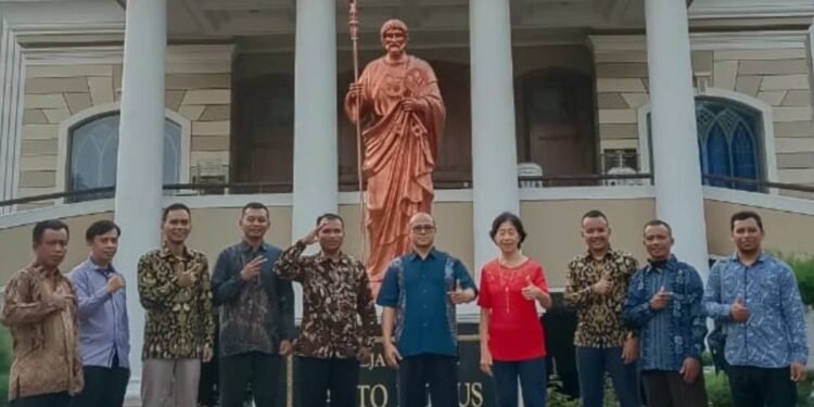 Natal Untuk Hidup Yang Harmoni, Komunitas Pemuda Batang Beramah Tamah Dengan Romo Martinus Ngarlan