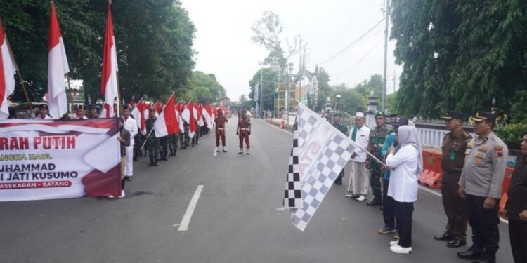 Upacara Haul Kiai Surgi: 1.500 Peserta Kirab Bendera Merah Putih Sepanjang 200 Meter