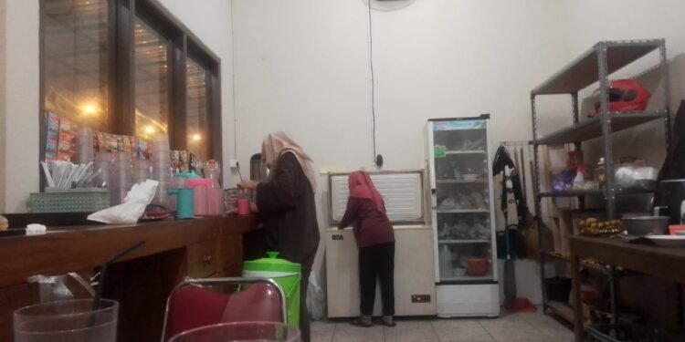 GELIAT EKONOMI DI KOMPLEKS MAKAM SAPURO PEKALONGAN