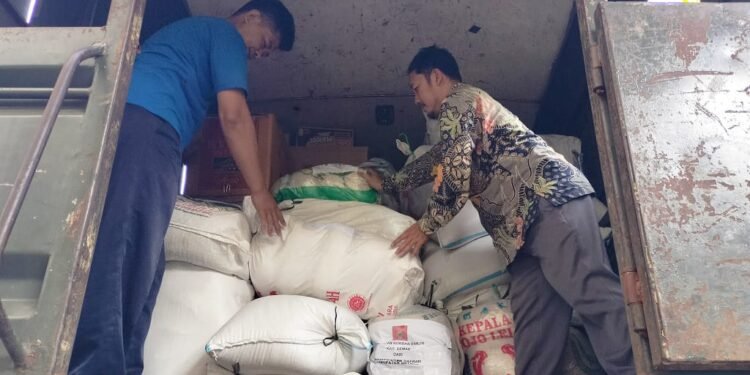 UPZ-BAZNAS BATANG KIRIM BERAS UNTUK KORBAN BANJIR DEMAK