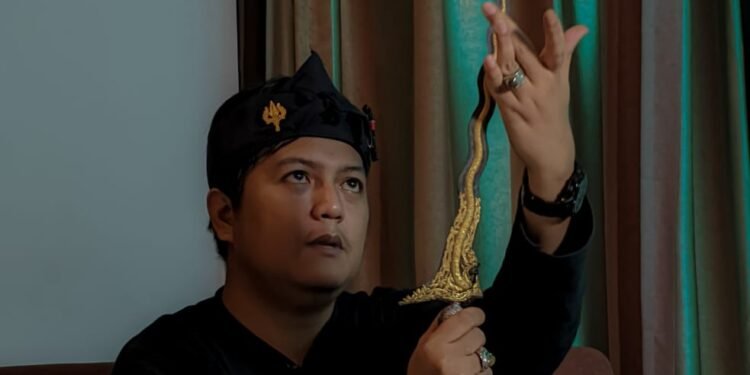 Keris Pusaka Tembus Terjual Seharga 50 Juta Rupiah Pada Pameran Bendah Pusaka Di Cirebon