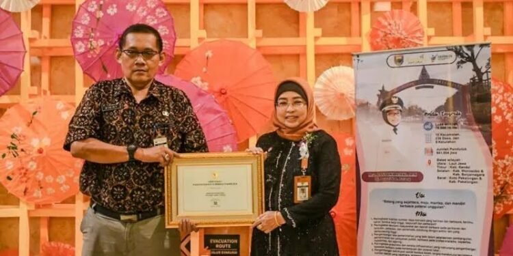 Serius Tangani Penyakit Kulit Menular, Pemkab Batang Dianugerahi Sertifikat Eradikasi Frambusia Oleh Menkes