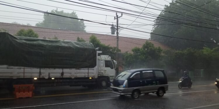 Batang Kota Dan Sekitarnya Diguyur Hujan Deras Disertai Angin Kencang