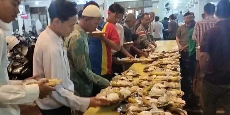 Memanfaatkan Kesempatan: Berbagi Berkah di Masjid Besar Nurul Huda Batang Melalui Sepiring Nasi