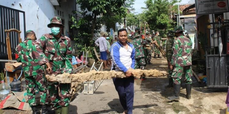 Babinsa Beraksi Membersihkan Puing Rumah Terdampak Badai