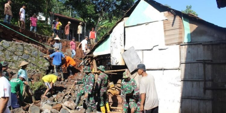 Koramil Gringsing Bersihkan Timbunan Tanah Pasca Longsor