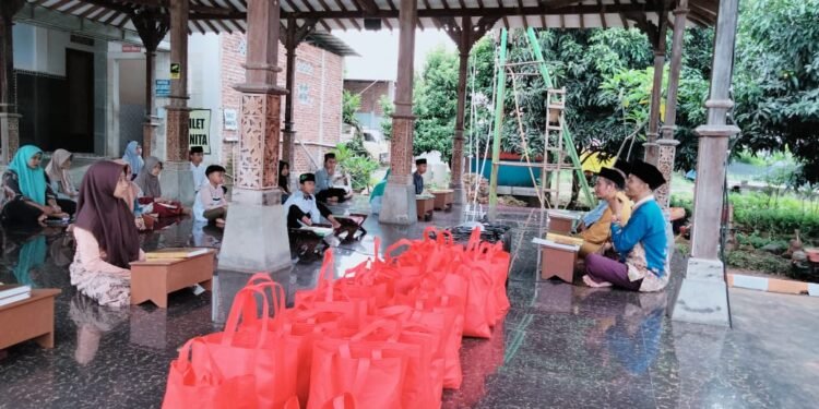 Yayasan Bangun Pemuda Indonesia Batang Bagikan Zakat ke 65 Mustahik