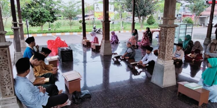 Yayasan Bangun Pemuda Indonesia Batang Bagikan Zakat ke 65 Mustahik