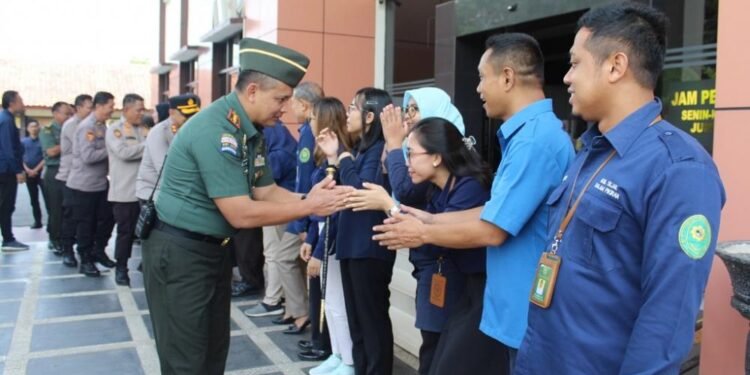 Rawat Kebersamaan TNI -POLRI LAKUKAN SILATURAHMI HALALBIHALAL