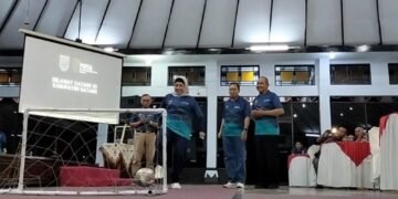 Bupati Batang Menggelar Tendangan Bola sebagai Tanda Pembukaan POPDA