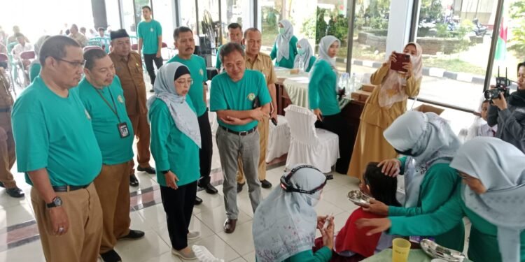 Pemerintah Kabupaten bersama RSUD Menyediakan Layanan Gratis Periksa Telinga dan Mata untuk 400 Warga pada Hari Ulang Tahun