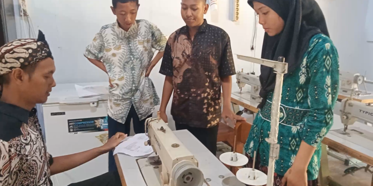 Semangat Siswa  Disabilitas Asah Keterampilan Menjahit Bersama Mentor YBPI