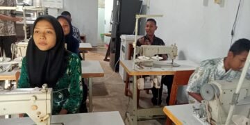 Semangat Siswa  Disabilitas Asah Keterampilan Menjahit Bersama Mentor YBPI