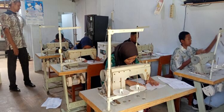 Semangat Siswa  Disabilitas Asah Keterampilan Menjahit Bersama Mentor YBPI