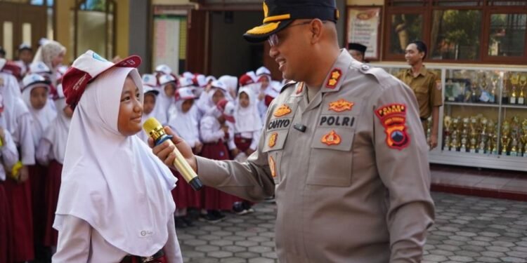 Kapolres Batang : Gunakan Smartphone Untuk Belajar