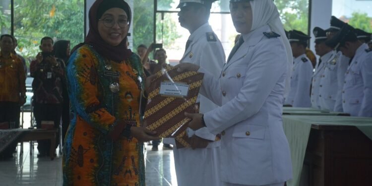 Pj Bupati Batang Serahkan SK Perpanjangan Masa Jabatan Kades