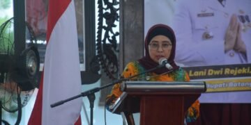 Pj Bupati Batang Serahkan SK Perpanjangan Masa Jabatan Kades