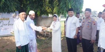 Pj Bupati Batang Serahkan Hewan Kurban Untuk Masyarakat