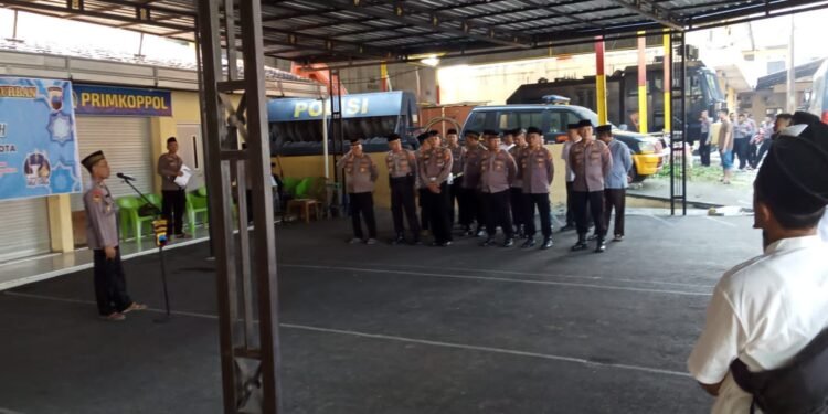 Polres Pekalongan Kota Bagikan Daging Hewan Kurban kepada Warga