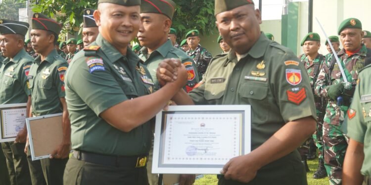 Untuk Kedua Kalinya DANDIM 0736/Batang Berikan Penghargaan Kepada Anggotanya Yang Berpretasi