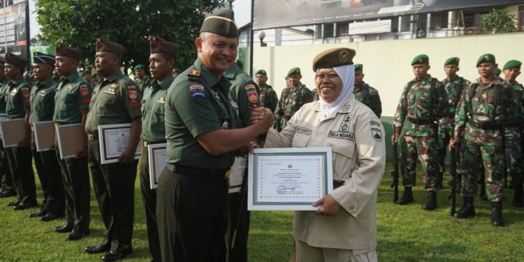 Untuk Kedua Kalinya DANDIM 0736/Batang Berikan Penghargaan Kepada Anggotanya Yang Berpretasi