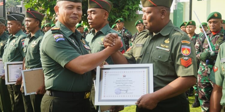 Untuk Kedua Kalinya DANDIM 0736/Batang Berikan Penghargaan Kepada Anggotanya Yang Berpretasi