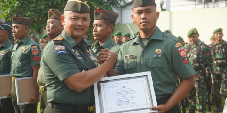 Untuk Kedua Kalinya DANDIM 0736/Batang Berikan Penghargaan Kepada Anggotanya Yang Berpretasi