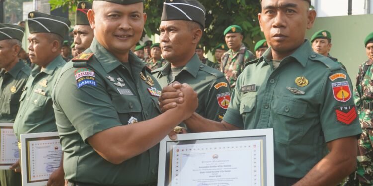 Untuk Kedua Kalinya DANDIM 0736/Batang Berikan Penghargaan Kepada Anggotanya Yang Berpretasi