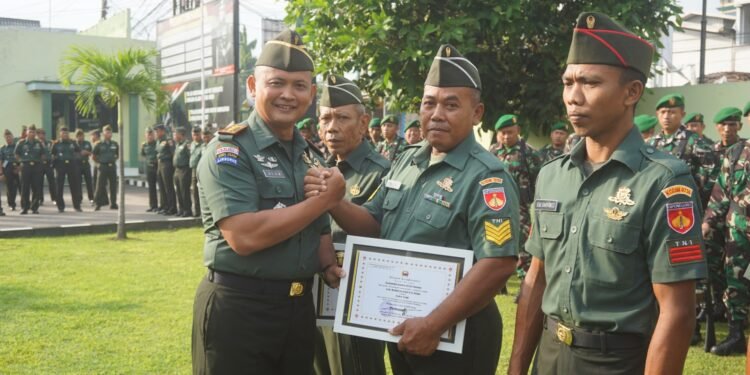 Untuk Kedua Kalinya DANDIM 0736/Batang Berikan Penghargaan Kepada Anggotanya Yang Berpretasi