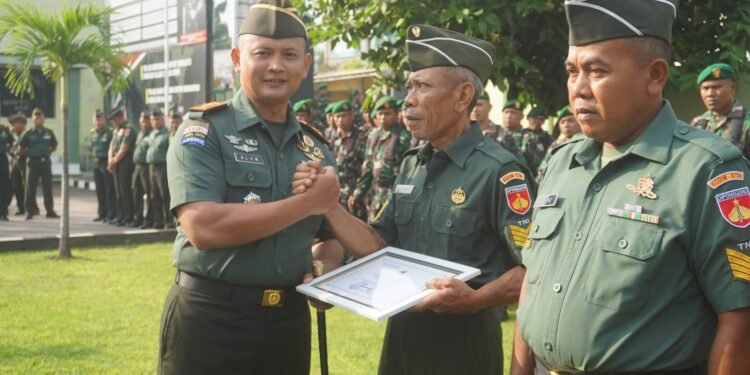 Untuk Kedua Kalinya DANDIM 0736/Batang Berikan Penghargaan Kepada Anggotanya Yang Berpretasi