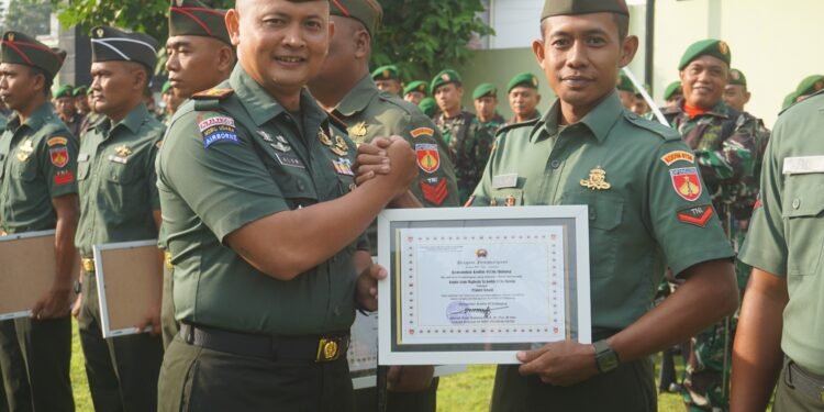 Untuk Kedua Kalinya DANDIM 0736/Batang Berikan Penghargaan Kepada Anggotanya Yang Berpretasi