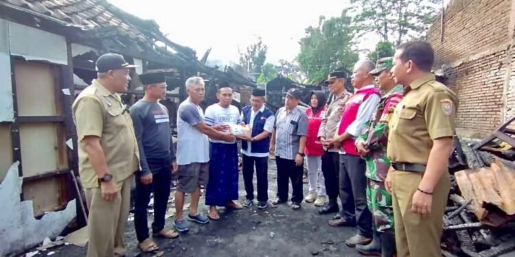 PMI Batang Berikan Bantuan RTLH Korban Kebakaran