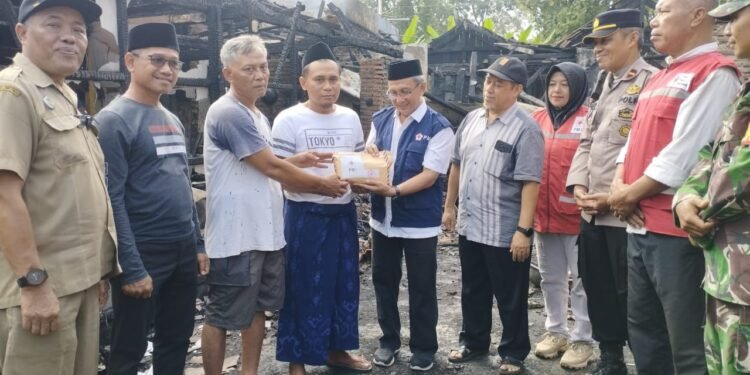 PMI Batang Berikan Bantuan RTLH Korban Kebakaran