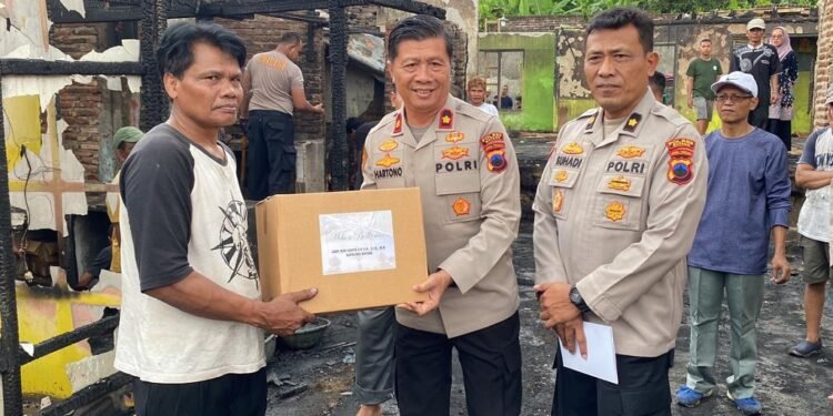 Polres Batang Salurkan Bantuan bagi Korban Kebakaran di Bandar