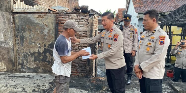 Polres Batang Salurkan Bantuan bagi Korban Kebakaran di Bandar