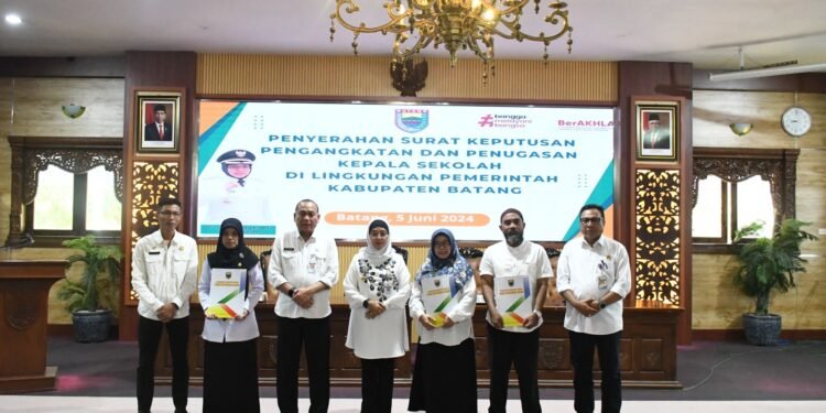 Pj Bupati Batang Serahkan Surat Keputusan Kepala Sekolah