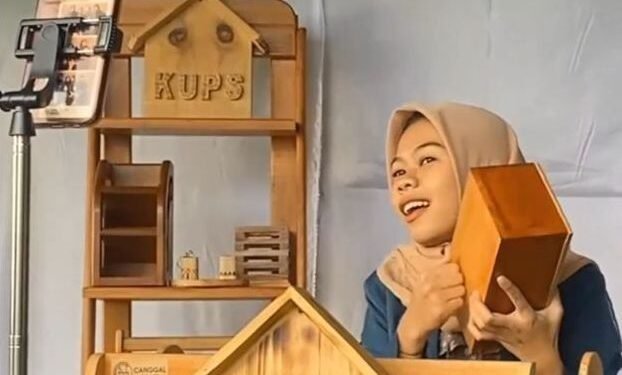 Bekali Kewirausahaan, PSDKU UNDIP Praktik Live e-Commerce di Catra Kopi Batang