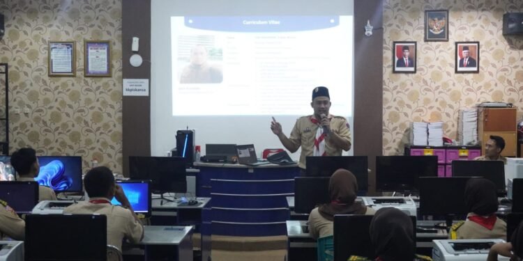 Gali Literasi Digital, Anggota Jurnalistik Kwarcab Belajar Bersama Diskominfo Batang