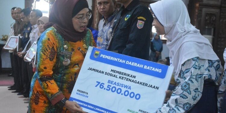 BPJS Ketenagakerjaan Batang Serahkan Santunan JKM dan Beasiswa