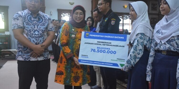 BPJS Ketenagakerjaan Batang Serahkan Santunan JKM dan Beasiswa