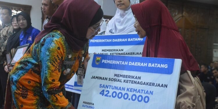 BPJS Ketenagakerjaan Batang Serahkan Santunan JKM dan Beasiswa