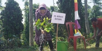 Peduli Kelestarian Lingkungan, Pj Bupati Batang Edukasi Pilah Sampah dan Tanam Pohon
