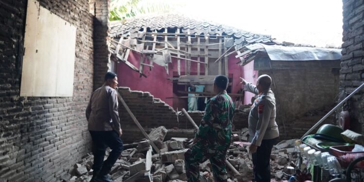TNI/Polri Sigap Tangani Warga Terdampak Gempa Batang