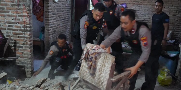 TNI/Polri Sigap Tangani Warga Terdampak Gempa Batang
