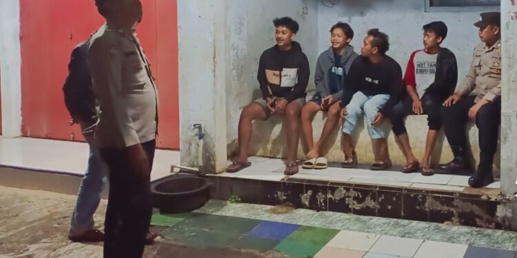 Jaga Kamtibmas, Polisi Sambangi Warga Desa Selopajang Barat