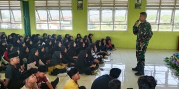 Babinsa Koramil Gringsing Berikan Pengetahuan Tentang Wawasan Kebangsaan Kepada Siwa/Siswi SMA 1 Al Munawir