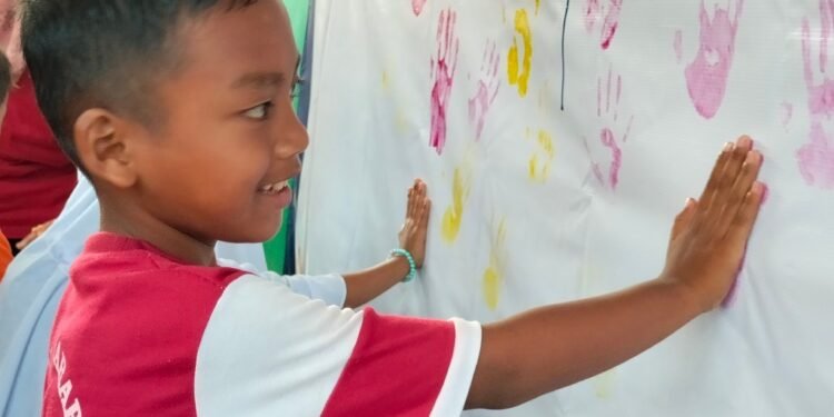 SD Protitang Simbolkan Perlindungan Anak Lewat Lima Jari