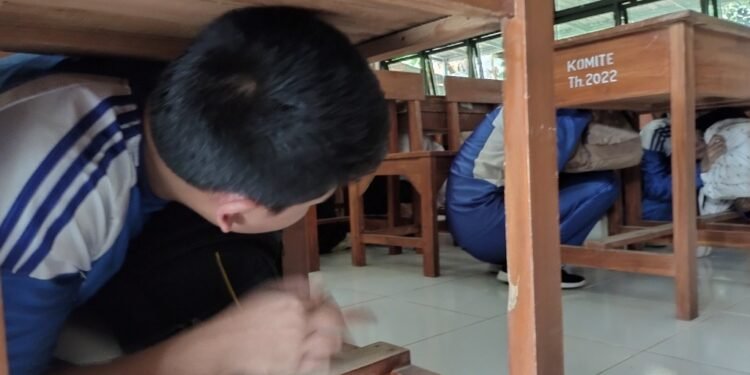 Rawan Gempa Susulan, Pelajar SMP 7 Mitigasi Kebencanaan