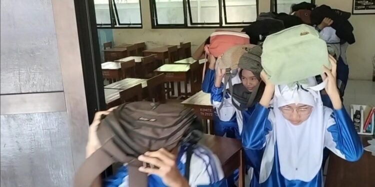 Rawan Gempa Susulan, Pelajar SMP 7 Mitigasi Kebencanaan